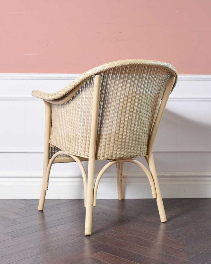 ロイドルーム　アンティーク チェア　紙とワイヤーで造られているアンティークの椅子、英国のロイドルームチェア。後ろ姿にも自信があります！アンティークは新品ではないので経年変化によるキズはありますが、専門の職人が目立たないようキレイにお直しをしているので、後姿までキレイです。(k-1375-c)