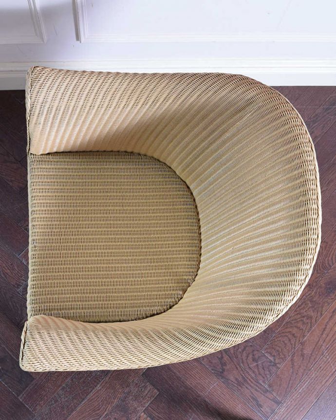 ロイドルーム　アンティーク チェア　紙とワイヤーで造られているアンティークの椅子、英国のロイドルームチェア。しっかり編み込まれているので座り心地抜群です座面は広々していて、キレイにペイントされています。(k-1375-c)