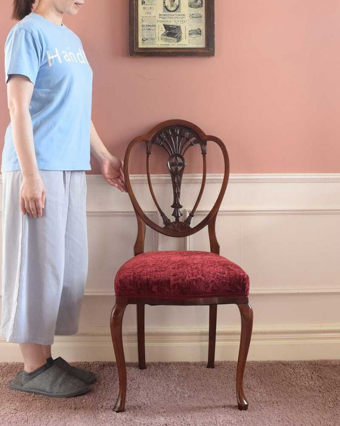 サロンチェア アンティーク チェア イギリスで出会ったアンティークの椅子、ヘップルホワイトチェア。座るためだけじゃなく見て楽しむ椅子上質な雰囲気が漂うアンティークのサロンチェアは、座るためだけの椅子ではありません。(k-1377-c)