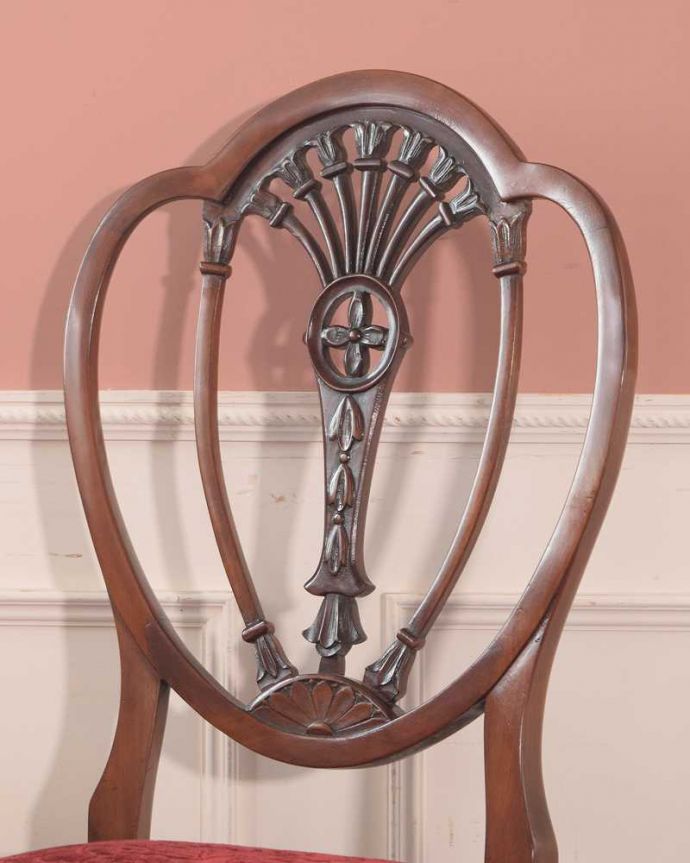 サロンチェア アンティーク チェア イギリスで出会ったアンティークの椅子、ヘップルホワイトチェア。アンティークらしい背もたれの装飾上質な雰囲気を漂わせる細かい彫。(k-1377-c)