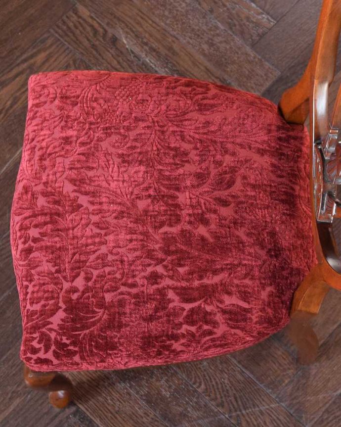 サロンチェア アンティーク チェア イギリスで出会ったアンティークの椅子、ヘップルホワイトチェア。座面を上から見るとこんな感じ座面は布貼りなので、長時間座っても疲れません。(k-1377-c)