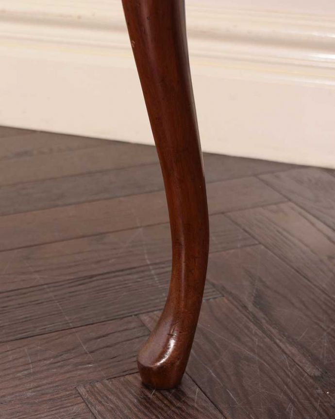 サロンチェア アンティーク チェア イギリスで出会ったアンティークの椅子、ヘップルホワイトチェア。床を滑らせて移動出来ますHandleではアンティークチェアの脚の裏にフェルトキーパーをお付けしています。(k-1377-c)