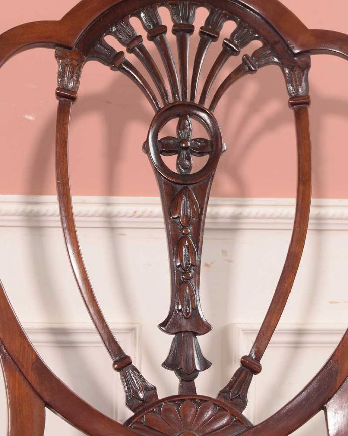 サロンチェア アンティーク チェア イギリスで出会ったアンティークの椅子、ヘップルホワイトチェア。うっとりするほど細かい細工まだ機械の発達していない時代に、手作業で作られた細かい細工。(k-1377-c)