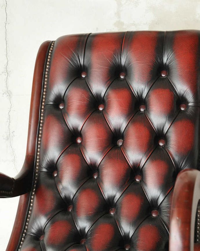 チェスターフィールド アンティーク チェア 大人の高級感がある英国のアンティークソファ、革張りのロッキングチェア。ゆったりと包み込んでくれます時間を忘れてくつろげてしまう掛け心地。(k-1379-c)