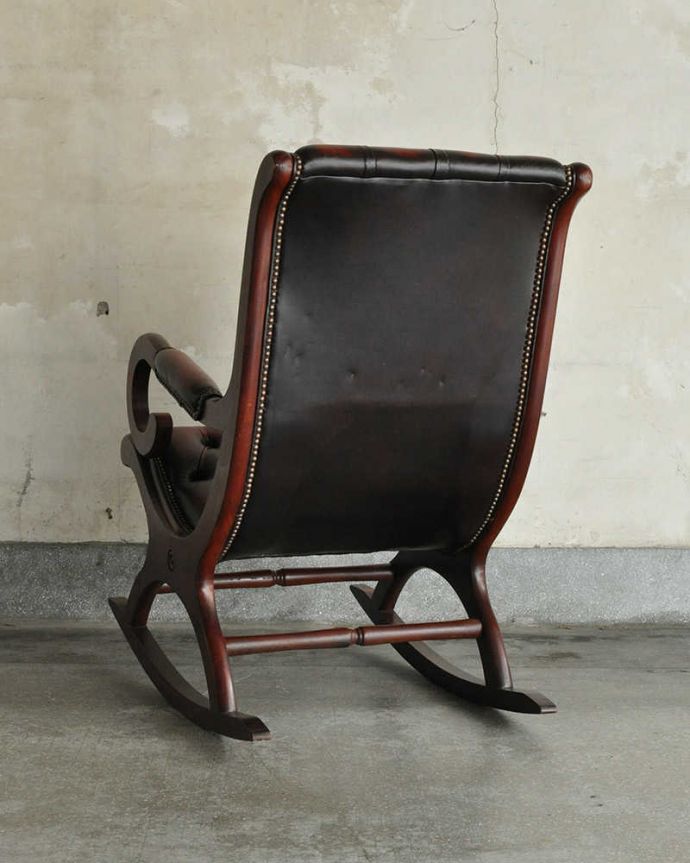 チェスターフィールド アンティーク チェア 大人の高級感がある英国のアンティークソファ、革張りのロッキングチェア。後ろ姿までカッコいいドッシリとカッコいい後ろ姿に惚れ惚れしてしまいます。(k-1379-c)