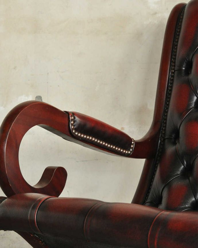 チェスターフィールド アンティーク チェア 大人の高級感がある英国のアンティークソファ、革張りのロッキングチェア。アームの部分も鋲打ちになってカッコいいんです。(k-1379-c)