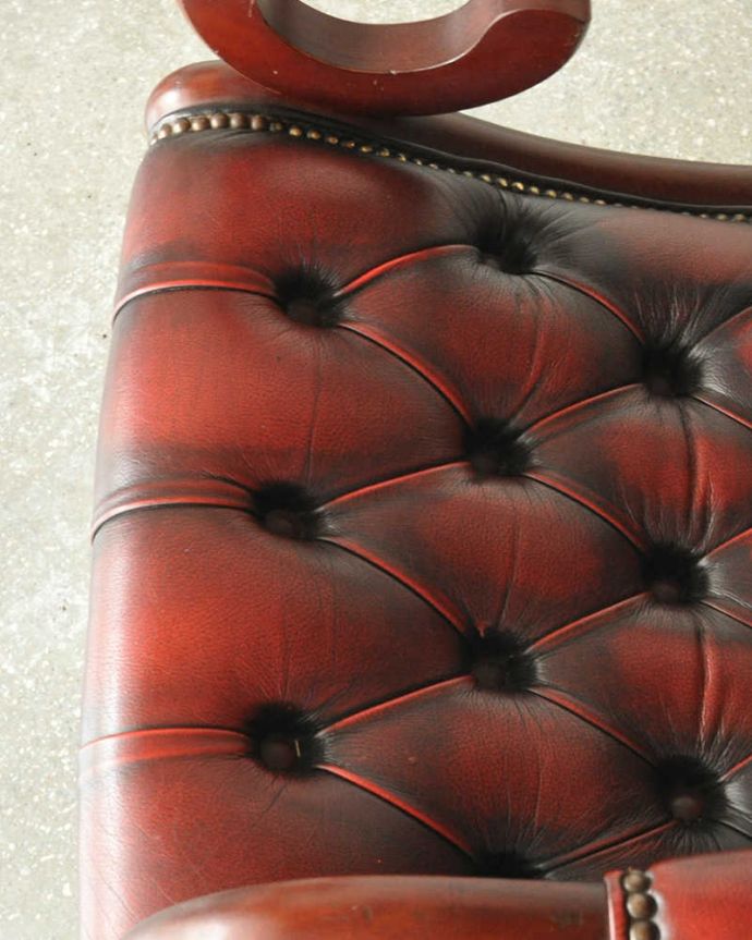 チェスターフィールド アンティーク チェア 大人の高級感がある英国のアンティークソファ、革張りのロッキングチェア。近くで見るとこんな感じ。(k-1379-c)