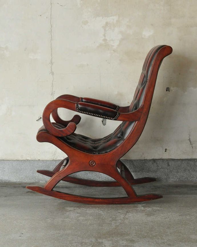 チェスターフィールド アンティーク チェア 大人の高級感がある英国のアンティークソファ、革張りのロッキングチェア。サイドから見ても絵になっちゃう。(k-1379-c)