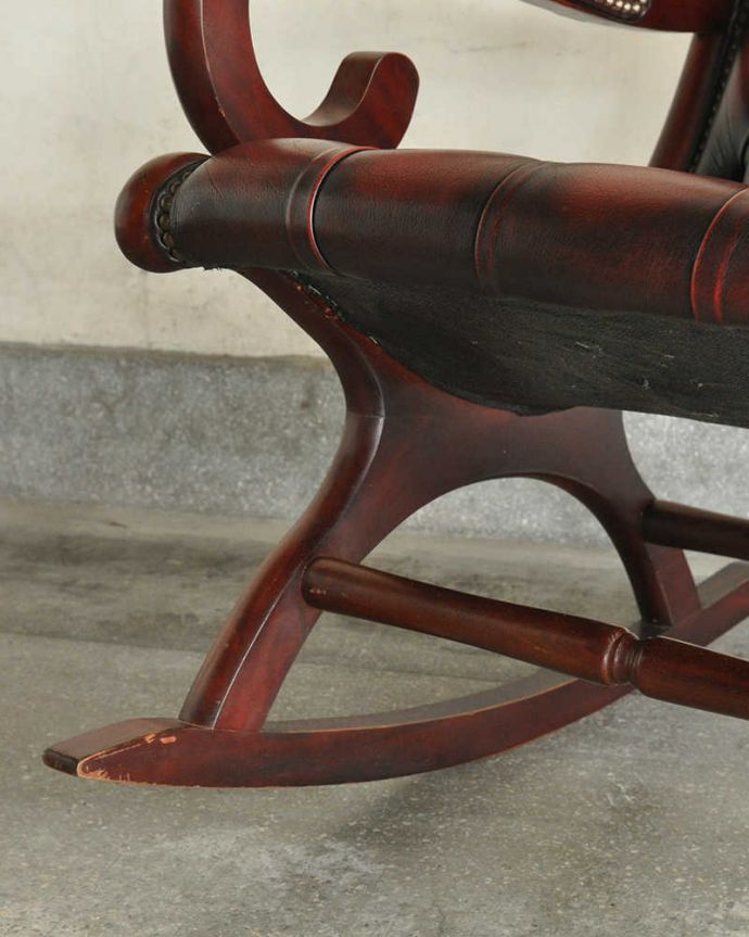 チェスターフィールド アンティーク チェア 大人の高級感がある英国のアンティークソファ、革張りのロッキングチェア。Handleのアンティークは、脚の裏にフェルトキーパーをお付けしています。(k-1379-c)