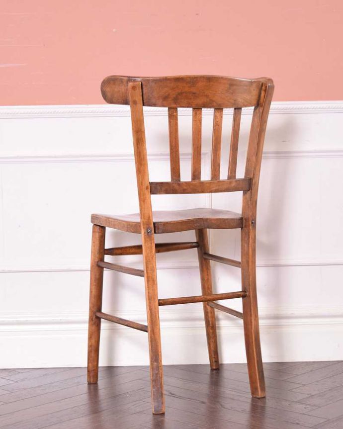 アンティークの椅子の後ろ姿