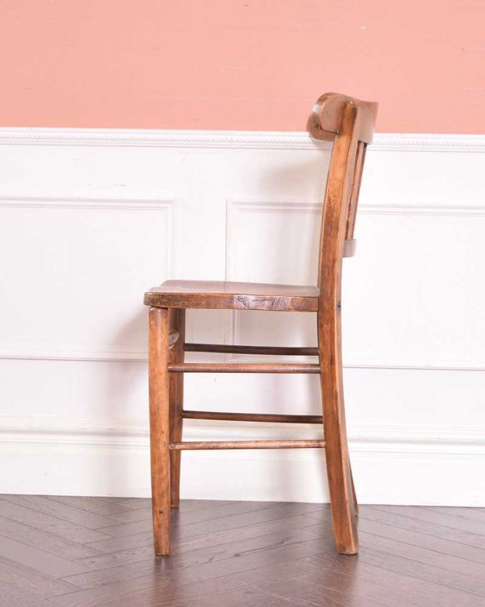 スクールチェアの横顔