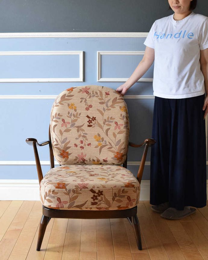 アーコールの家具　アンティーク チェア　1人掛けのアンティークソファ、アーコールのラウンジチェア。掛けると時間を忘れてくつろいでしまいます。(k-1383-c)