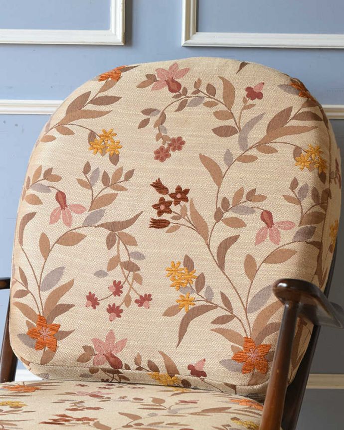 アーコールの家具　アンティーク チェア　1人掛けのアンティークソファ、アーコールのラウンジチェア。背もたれにもクッションがあるので、ゆったりと背中を預けることができます。(k-1383-c)