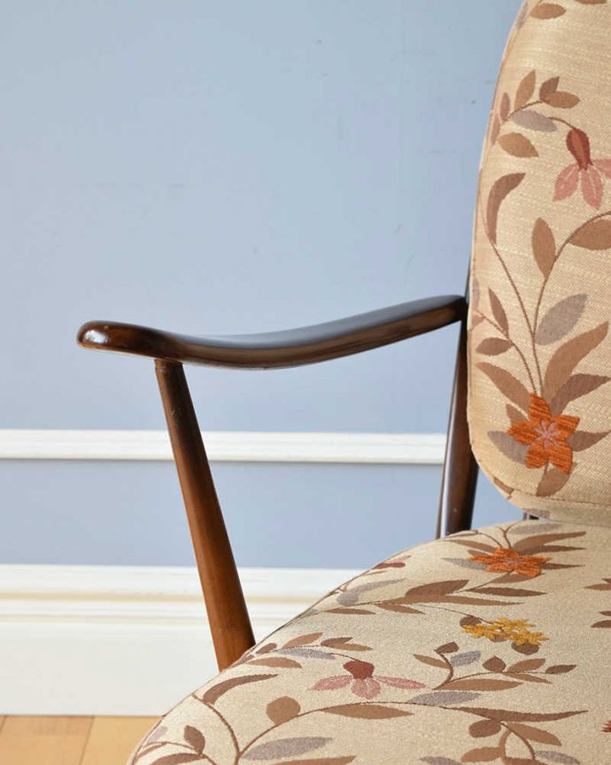 アーコールの家具　アンティーク チェア　1人掛けのアンティークソファ、アーコールのラウンジチェア。アームは丸みがあって可愛い！クッションが付いているので寄りかかってもリラックスできます。(k-1383-c)