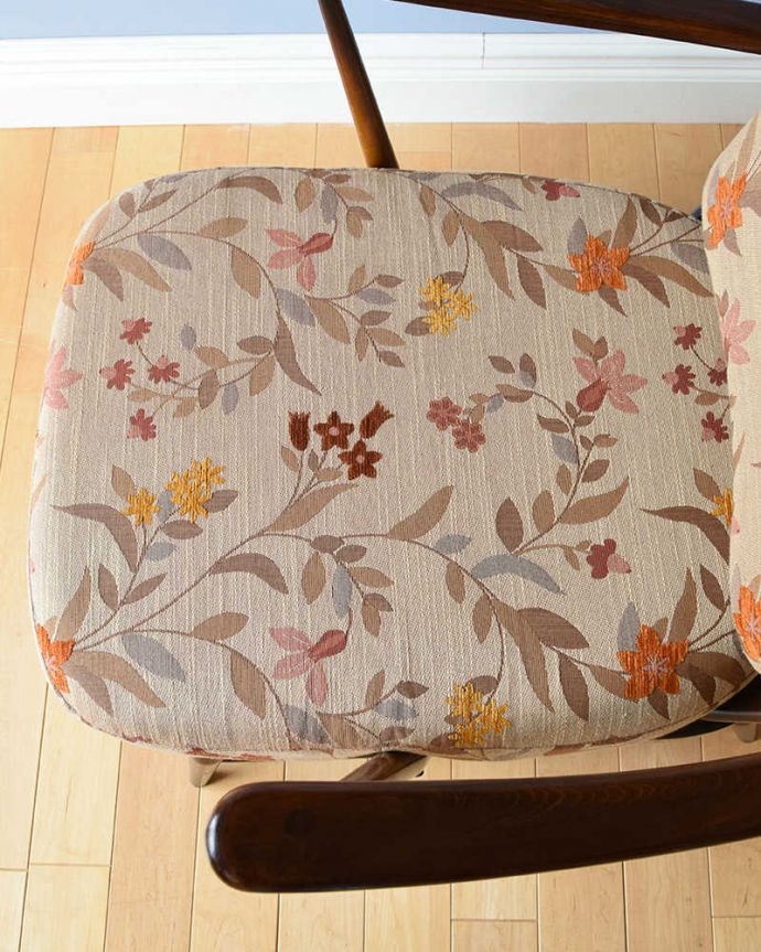 アーコールの家具　アンティーク チェア　1人掛けのアンティークソファ、アーコールのラウンジチェア。広々としていて、座りやすい座面。(k-1383-c)