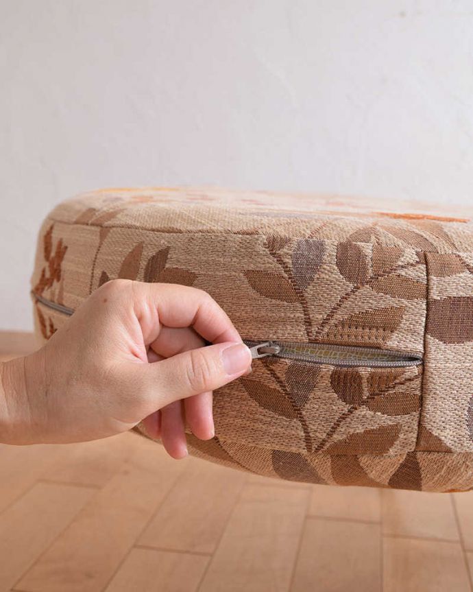 アーコールの家具　アンティーク チェア　1人掛けのアンティークソファ、アーコールのラウンジチェア。クッションカバーは全てチャックで取り外せるカバーリング仕様になっています。(k-1383-c)