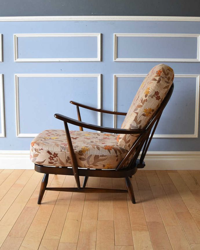 アーコールの家具　アンティーク チェア　1人掛けのアンティークソファ、アーコールのラウンジチェア。深く腰掛けると、とっても気持ちいいです。(k-1383-c)