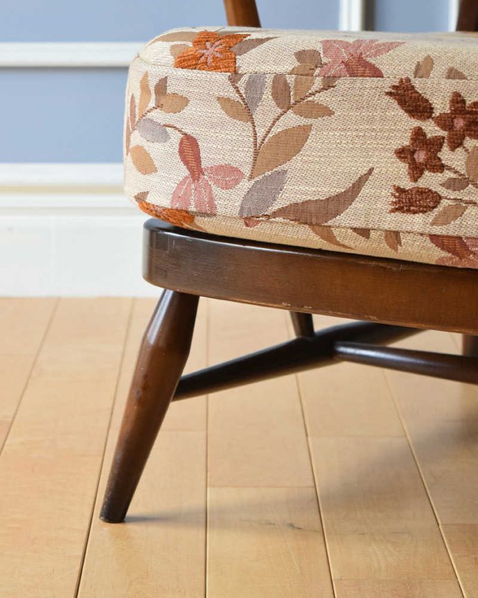 アーコールの家具　アンティーク チェア　1人掛けのアンティークソファ、アーコールのラウンジチェア。持ち上げなくても移動できます！Handleのアンティークは、脚の裏にフェルトキーパーをお付けしていますので、持ち上げなくても床を滑らせて移動させることが出来ます。(k-1383-c)