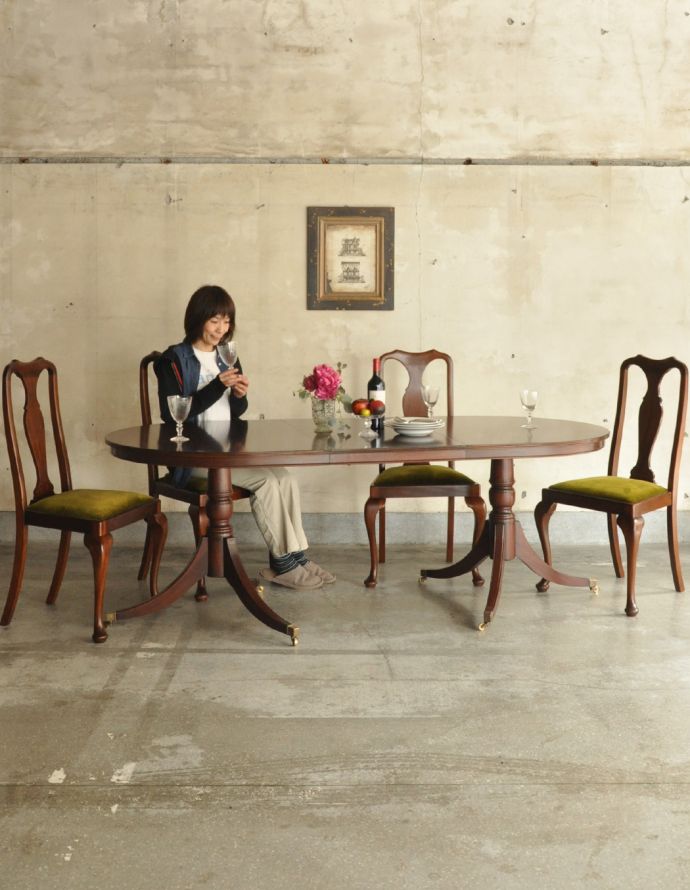 アンティークのテーブル　アンティーク家具　アンティークの英国家具、美しい脚が特徴的な伸張式のダイニングテーブル。広げていないときも、４〜６人で普段使いに十分の広さがあります。(k-1385-f)