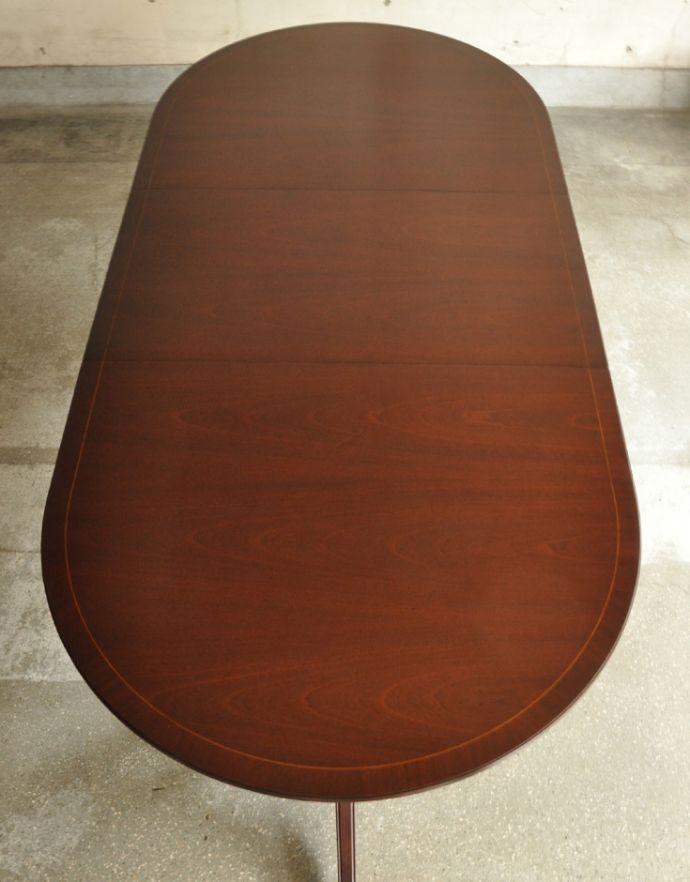 アンティークのテーブル　アンティーク家具　アンティークの英国家具、美しい脚が特徴的な伸張式のダイニングテーブル。天板もピカピカにお直ししました。(k-1385-f)