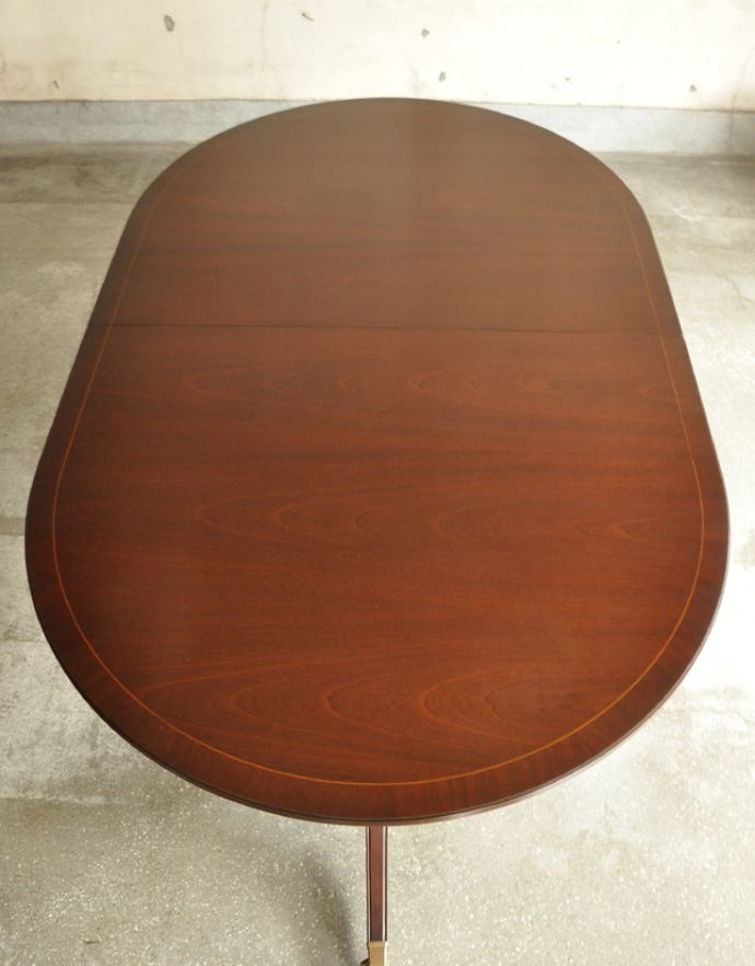 アンティークのテーブル　アンティーク家具　アンティークの英国家具、美しい脚が特徴的な伸張式のダイニングテーブル。角が丸くなっているので、小さなお子さまがいるお家でも安心してお使い頂けます。(k-1385-f)