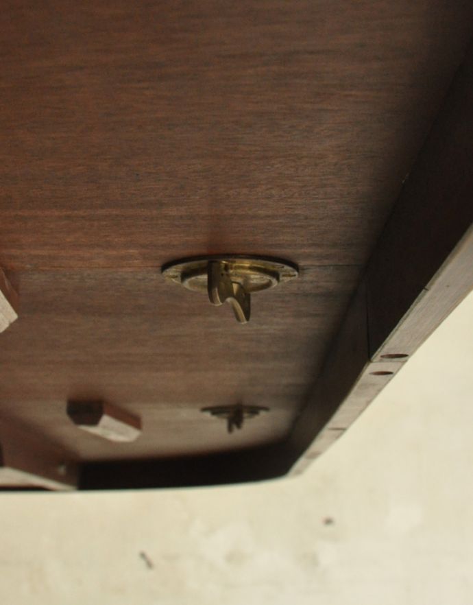 アンティークのテーブル　アンティーク家具　アンティークの英国家具、美しい脚が特徴的な伸張式のダイニングテーブル。天板裏にストッパーとなる金具が付いています。(k-1385-f)