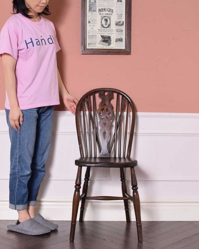 キッチンチェア　アンティーク チェア　透かし彫りが美しいイギリスキッチンチェア、アンティークの板座椅子。ほっこりとした雰囲気を作ってくれる椅子素朴な風合いから作り出されるぬくもりが、なんともあたたかい雰囲気のホイールバックチェア。(k-1389-c)