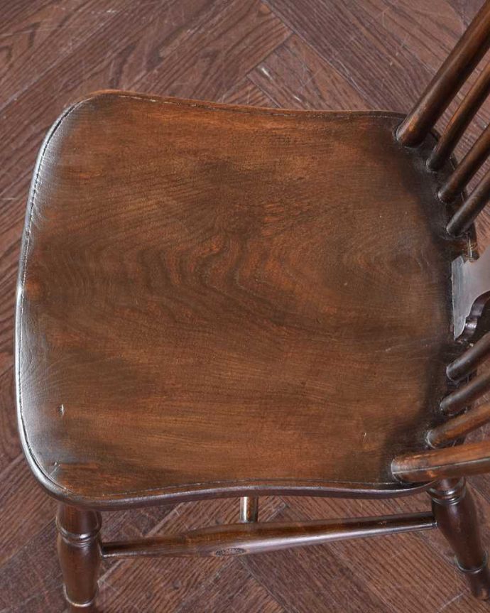 キッチンチェア　アンティーク チェア　透かし彫りが美しいイギリスキッチンチェア、アンティークの板座椅子。座面に隠されたヒミツ座繰りと言って、お尻と太もも部分に彫が入っているんです。(k-1389-c)