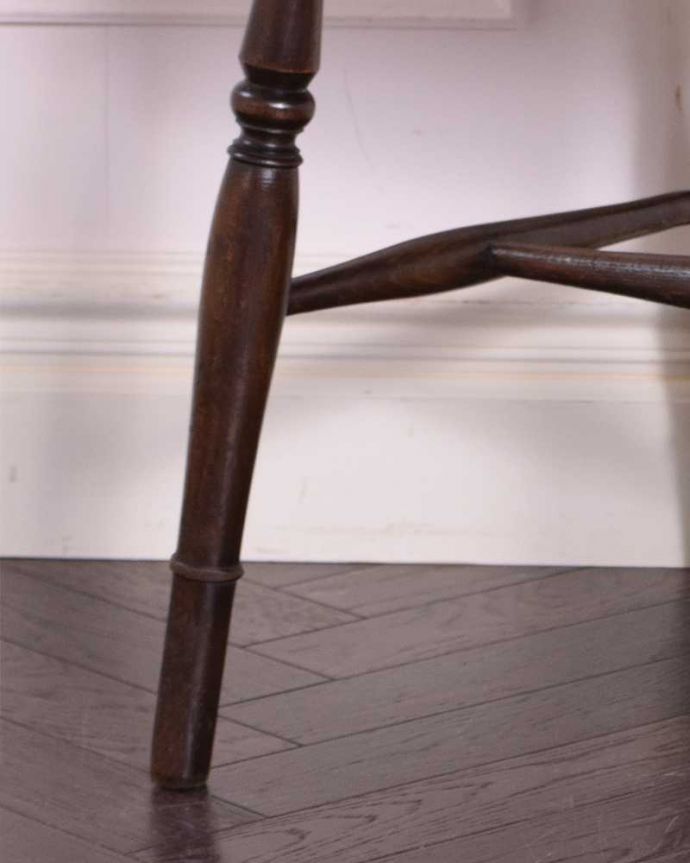 キッチンチェア　アンティーク チェア　透かし彫りが美しいイギリスキッチンチェア、アンティークの板座椅子。移動もラクラクHandleのアンティークチェアの脚の裏には、フェルトキーパーをお付けしていますので、床を滑らせてお使い頂けます。(k-1389-c)