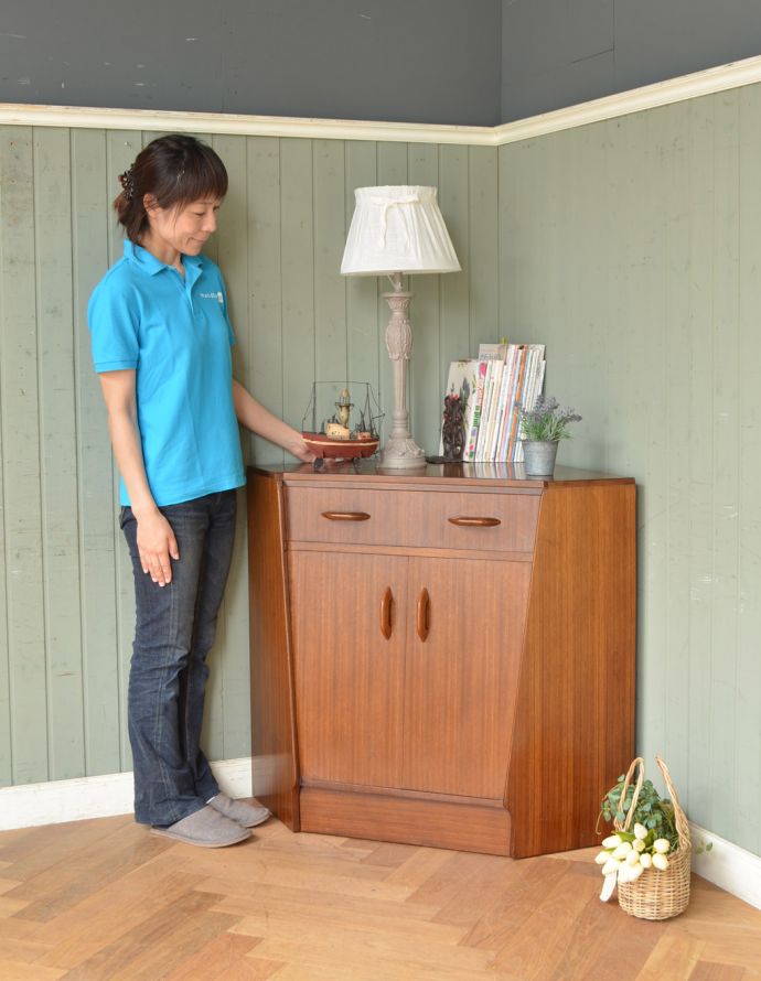 G-PLAN(Gプラン)　アンティーク家具　北欧スタイルのヴィンテージ家具、ライティングデスクにもなるコーナーキャビネット（G-plan）。リビングの電話台にもオススメです。(k-1390-f)