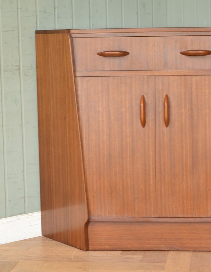 G-PLAN(Gプラン)　アンティーク家具　北欧スタイルのヴィンテージ家具、ライティングデスクにもなるコーナーキャビネット（G-plan）。お部屋の角にすっぽり収まる飾り棚！コーナーのオシャレにいかが？。(k-1390-f)