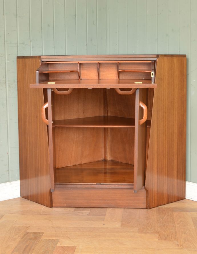 G-PLAN(Gプラン)　アンティーク家具　北欧スタイルのヴィンテージ家具、ライティングデスクにもなるコーナーキャビネット（G-plan）。棚板が付いているのできちんと整理整頓ができます。(k-1390-f)