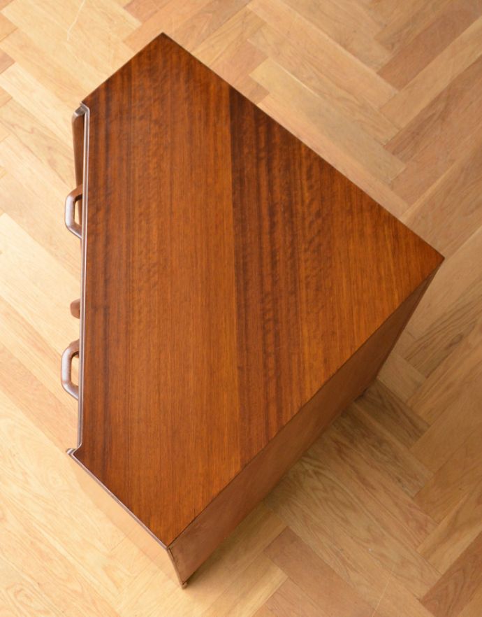 G-PLAN(Gプラン)　アンティーク家具　北欧スタイルのヴィンテージ家具、ライティングデスクにもなるコーナーキャビネット（G-plan）。天板もキレイに塗装を仕上げました。(k-1390-f)