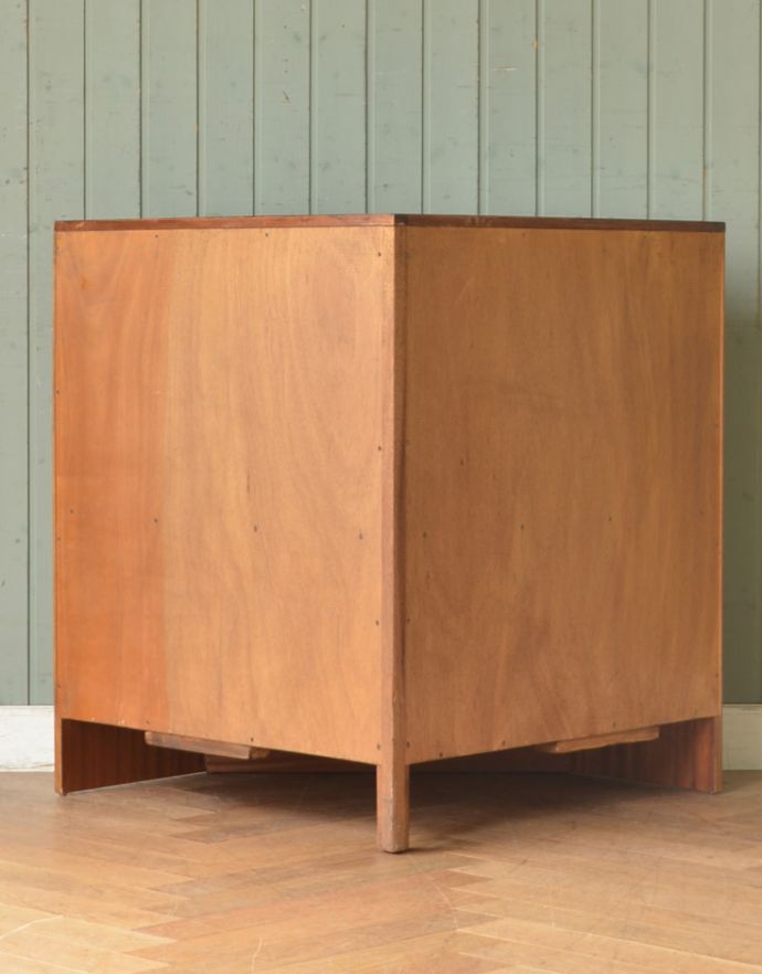 G-PLAN(Gプラン)　アンティーク家具　北欧スタイルのヴィンテージ家具、ライティングデスクにもなるコーナーキャビネット（G-plan）。キチンとメンテナンスしてあるので、裏側もキレイです。(k-1390-f)