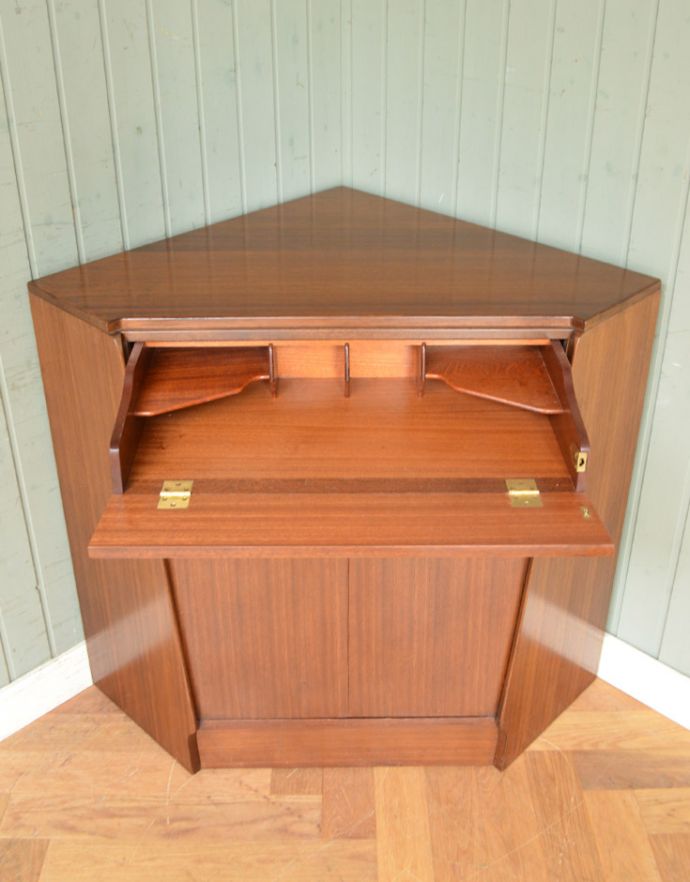 G-PLAN(Gプラン)　アンティーク家具　北欧スタイルのヴィンテージ家具、ライティングデスクにもなるコーナーキャビネット（G-plan）。ビューロー内の棚板は固定です。(k-1390-f)