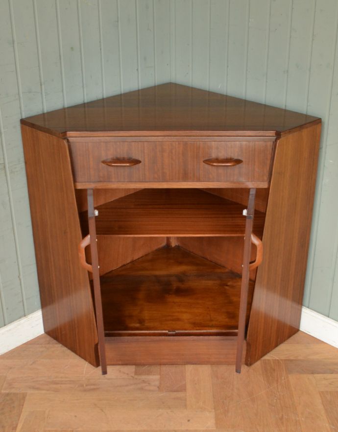 G-PLAN(Gプラン)　アンティーク家具　北欧スタイルのヴィンテージ家具、ライティングデスクにもなるコーナーキャビネット（G-plan）。棚板も三角形。(k-1390-f)