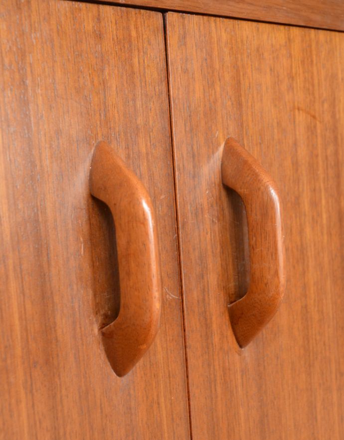 G-PLAN(Gプラン)　アンティーク家具　北欧スタイルのヴィンテージ家具、ライティングデスクにもなるコーナーキャビネット（G-plan）。シンプルでカッコいい取っ手。(k-1390-f)