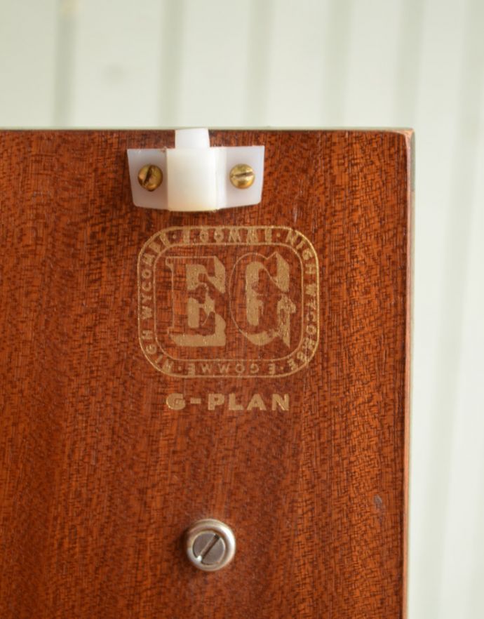 G-PLAN(Gプラン)　アンティーク家具　北欧スタイルのヴィンテージ家具、ライティングデスクにもなるコーナーキャビネット（G-plan）。「G-PLAN」のロゴが付いていました。(k-1390-f)