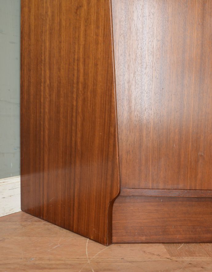 G-PLAN(Gプラン)　アンティーク家具　北欧スタイルのヴィンテージ家具、ライティングデスクにもなるコーナーキャビネット（G-plan）。キャビネットをしっかり支えます。(k-1390-f)