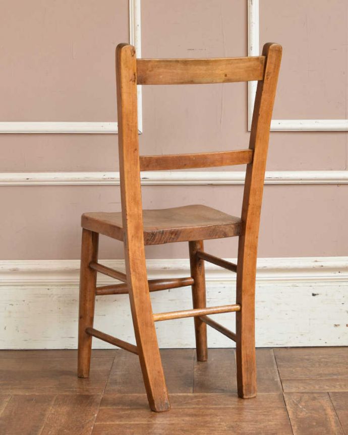 キッチンチェア　アンティーク チェア　イギリスのアンティーク、シンプルな背もたれの可愛いスクールチェア（チャイルドチェア）。後ろ姿にも自信アリ！ダイニングで並べて後ろから見ることも多い椅子。(k-1394-c)