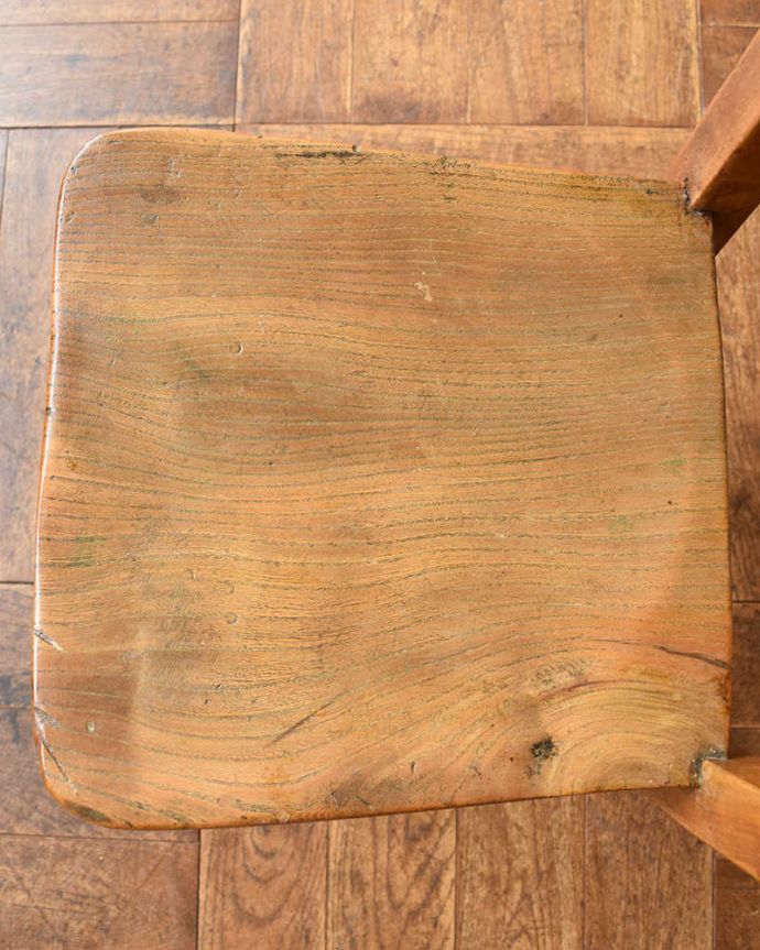 キッチンチェア　アンティーク チェア　イギリスのアンティーク、シンプルな背もたれの可愛いスクールチェア（チャイルドチェア）。座面に隠されたヒミツ座繰りと言って、お尻と太もも部分に彫が入っているんです。(k-1394-c)