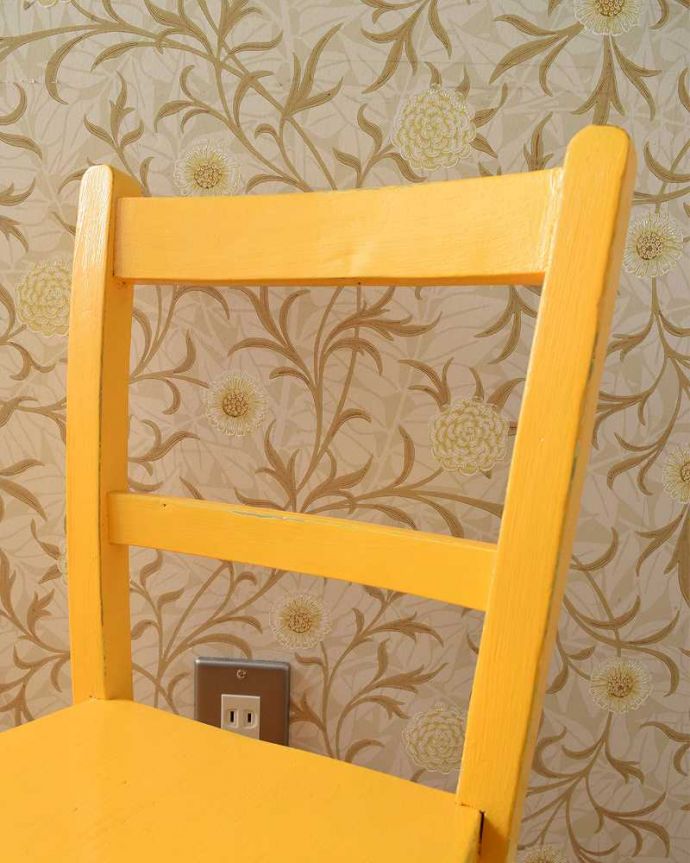 キッチンチェア アンティーク チェア 海外らしいポップなカラー、イエローのアンティークペイント椅子(チャイルドチェア)。なんだか懐かしい素朴なデザイン。(k-1395-c)