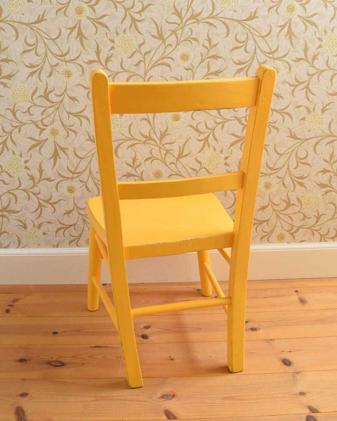 キッチンチェア アンティーク チェア 海外らしいポップなカラー、イエローのアンティークペイント椅子(チャイルドチェア)。後ろから見ても、やっぱり可愛い!新品ではない経年変化によるキズが、あたたかさを増してくれます。(k-1395-c)