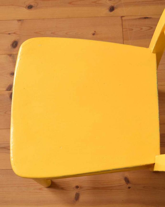 キッチンチェア アンティーク チェア 海外らしいポップなカラー、イエローのアンティークペイント椅子(チャイルドチェア)。座面の彫りも一人前板座に施された座繰り。(k-1395-c)