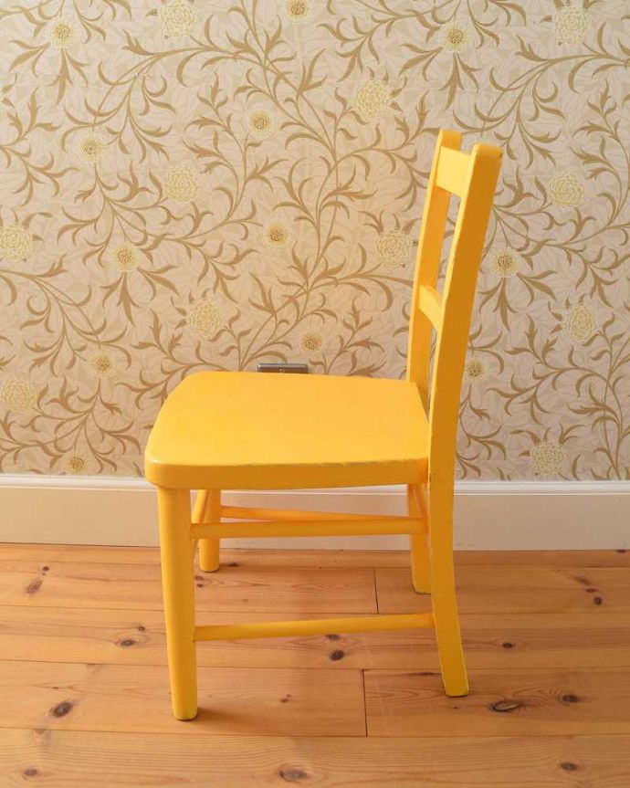 キッチンチェア アンティーク チェア 海外らしいポップなカラー、イエローのアンティークペイント椅子(チャイルドチェア)。横から見ても可愛い もちろん、横顔だって可愛いんです。(k-1395-c)