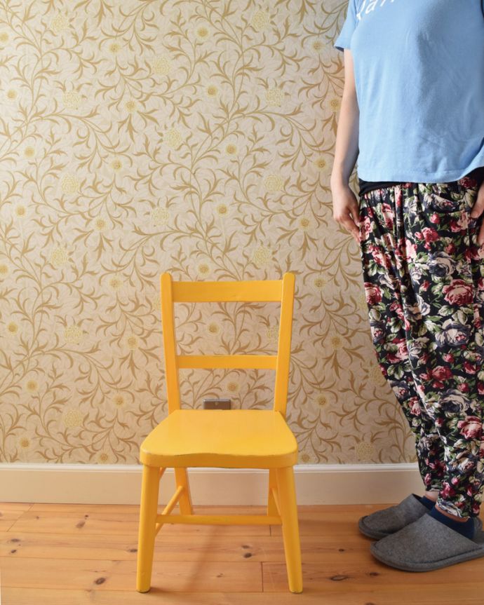キッチンチェア アンティーク チェア 海外らしいポップなカラー、イエローのアンティークペイント椅子(チャイルドチェア)。見た目の可愛らしさはもちろん、ちゃんと使える小さな椅子子ども用のアンティークチェアは、玄関やリビングに置いておくだけでも可愛いんです。(k-1395-c)