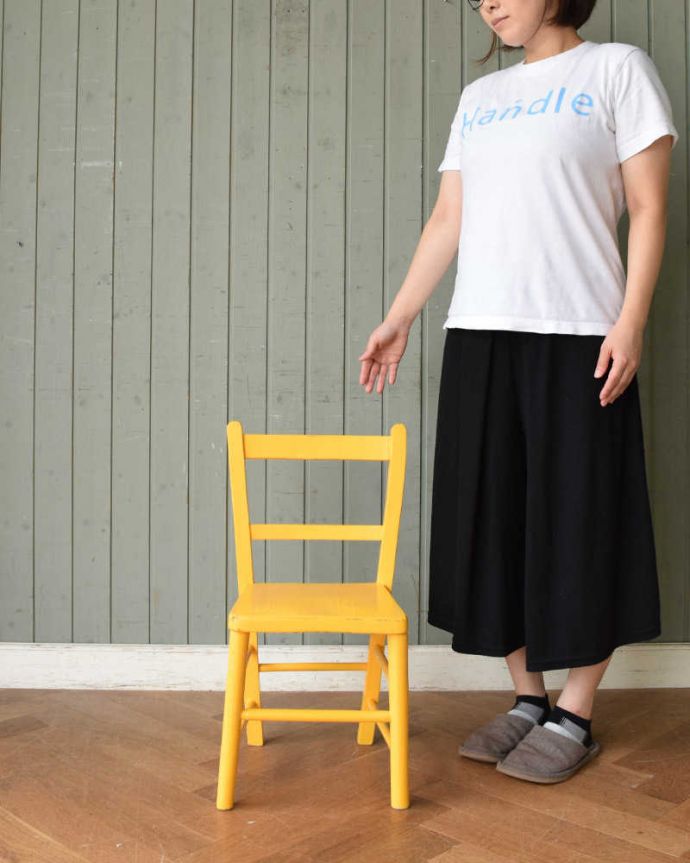 キッチンチェア　アンティーク チェア　イギリスから来た小さなアンティークの椅子、元気なイエローペイントのチャイルドチェア。ほっこりぬくもりある可愛いデザイン見た目が可愛いキッチンチェア。(k-1396-c)