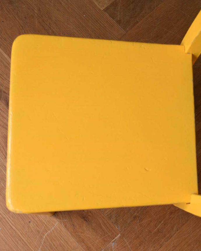 キッチンチェア　アンティーク チェア　イギリスから来た小さなアンティークの椅子、元気なイエローペイントのチャイルドチェア。座面もキレイです角が丸く作られているので、小さいお子様がいるご家庭でも安心です。(k-1396-c)