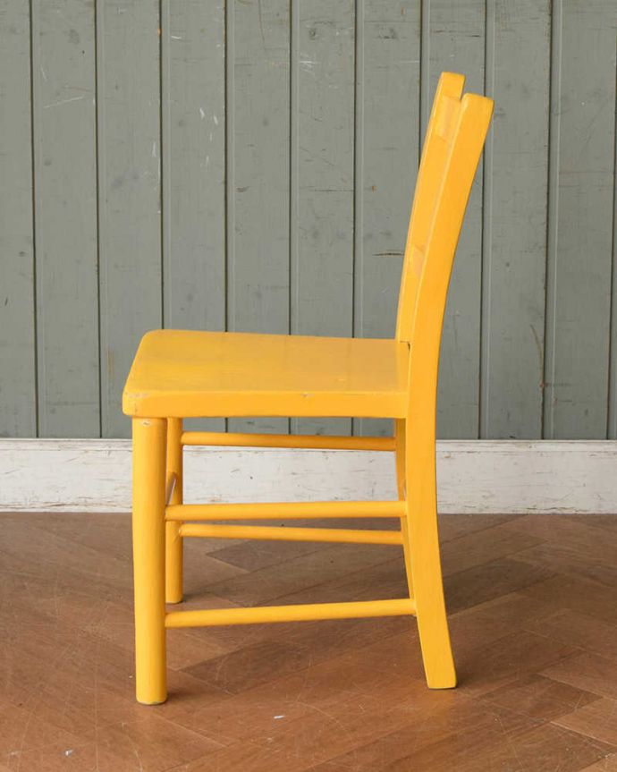 キッチンチェア　アンティーク チェア　イギリスから来た小さなアンティークの椅子、元気なイエローペイントのチャイルドチェア。横から見てもステキ横から見るとこんな感じ。(k-1396-c)