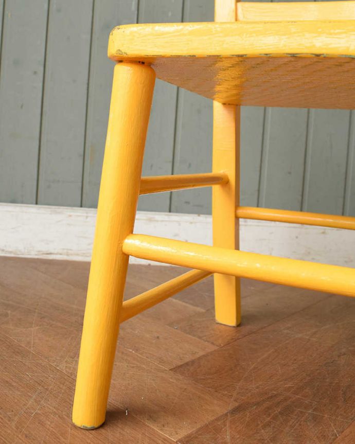 キッチンチェア　アンティーク チェア　イギリスから来た小さなアンティークの椅子、元気なイエローペイントのチャイルドチェア。移動もラクラクHandleのアンティークチェアの脚の裏には、フェルトキーパーをお付けしていますので、床を滑らせてお使い頂けます。(k-1396-c)